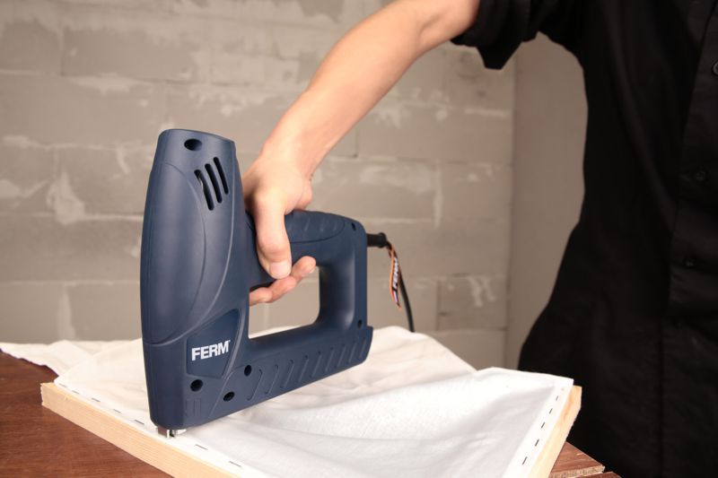 FERM ETM1004 - Elektrická sponkovací pistole